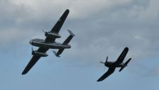 North American B-25J "Mitchell" und Chance Vought F4U-4 "Corsair"